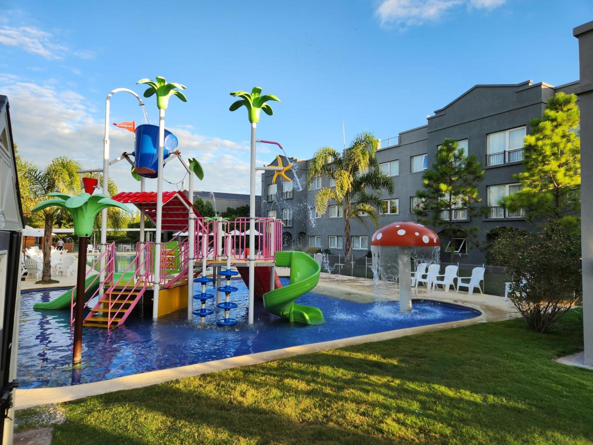Howard Johnson Hotel & Resort Funes Ngoại thất bức ảnh