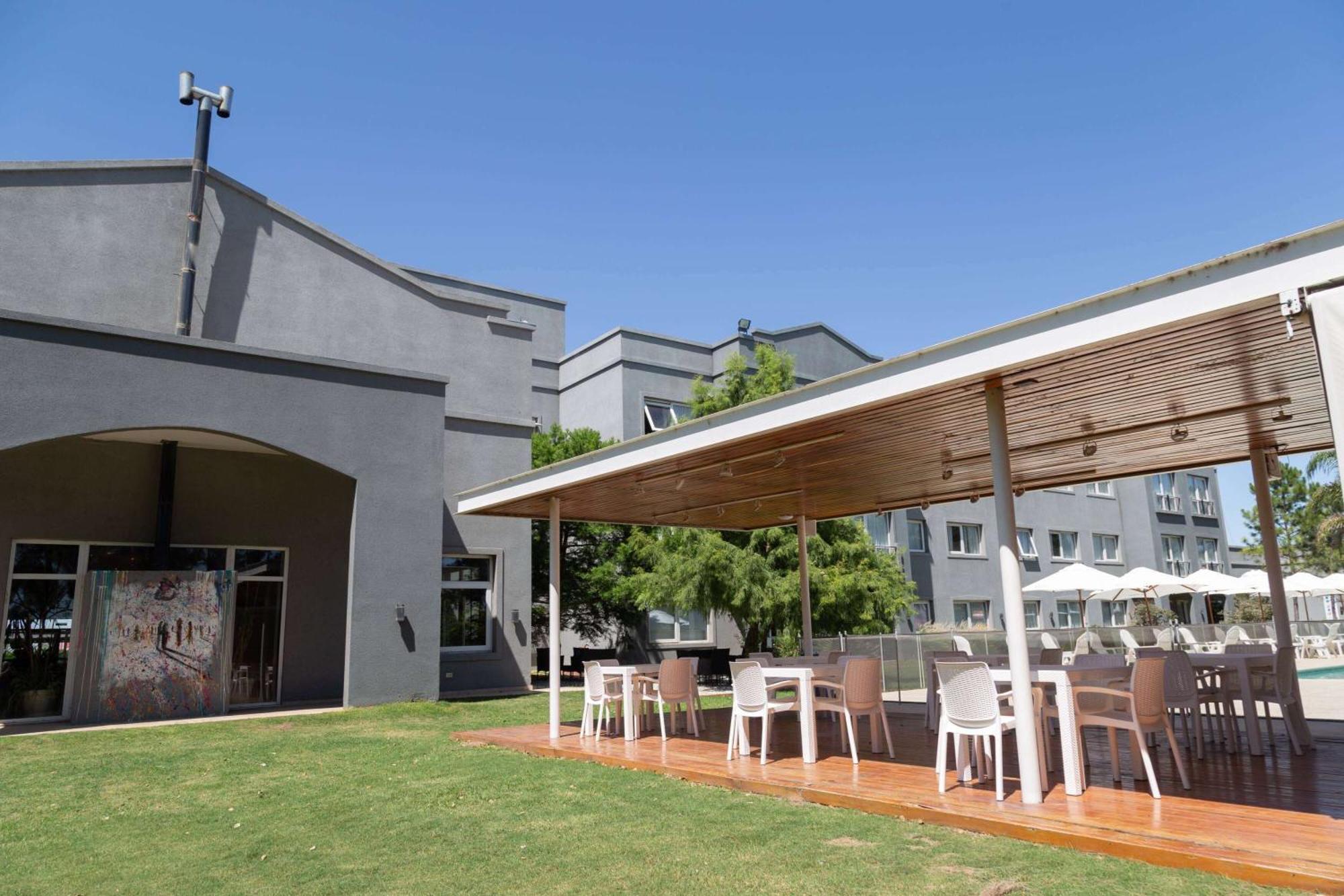 Howard Johnson Hotel & Resort Funes Ngoại thất bức ảnh