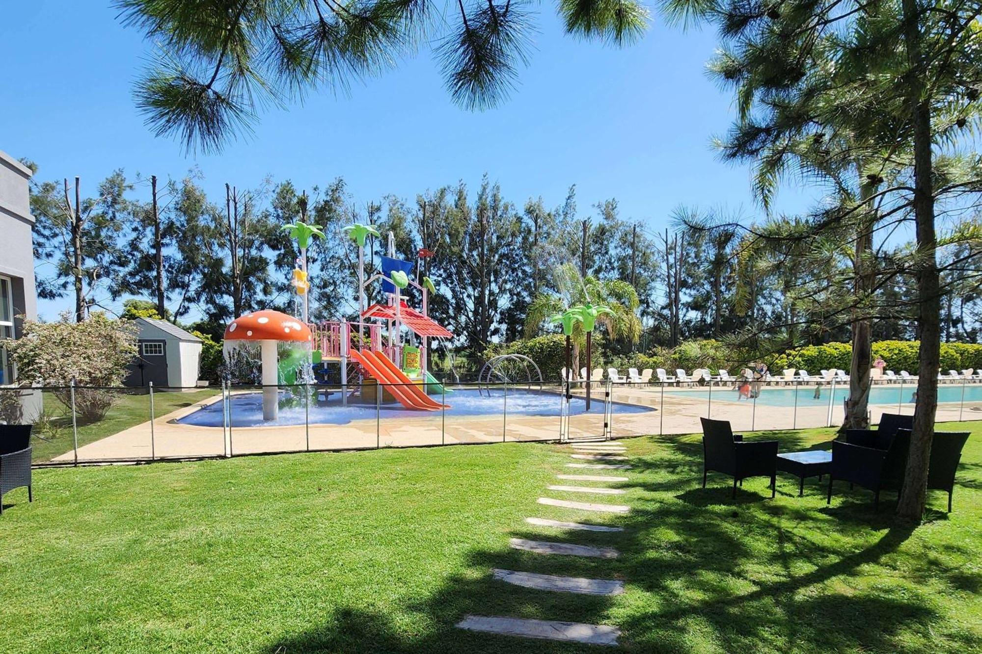 Howard Johnson Hotel & Resort Funes Ngoại thất bức ảnh