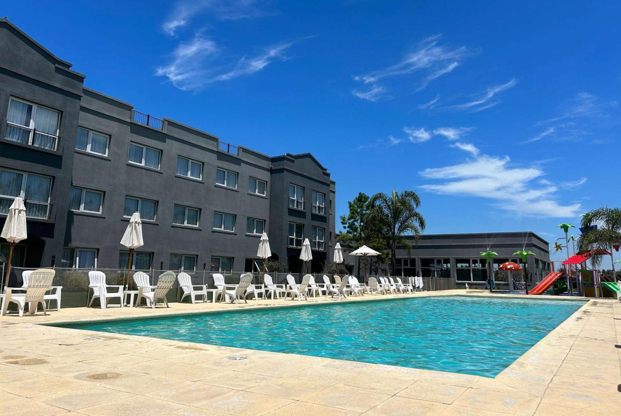 Howard Johnson Hotel & Resort Funes Ngoại thất bức ảnh