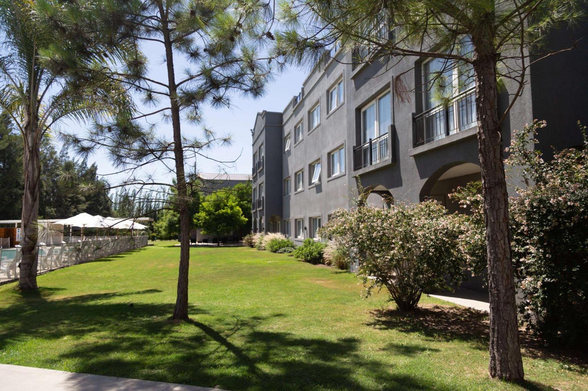 Howard Johnson Hotel & Resort Funes Ngoại thất bức ảnh